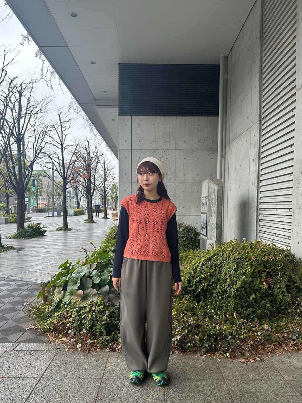 グリーン系のスニーカー、ホワイト系のハンチング/ベレー帽を着用したレディースの春コーディネートの2枚目の写真