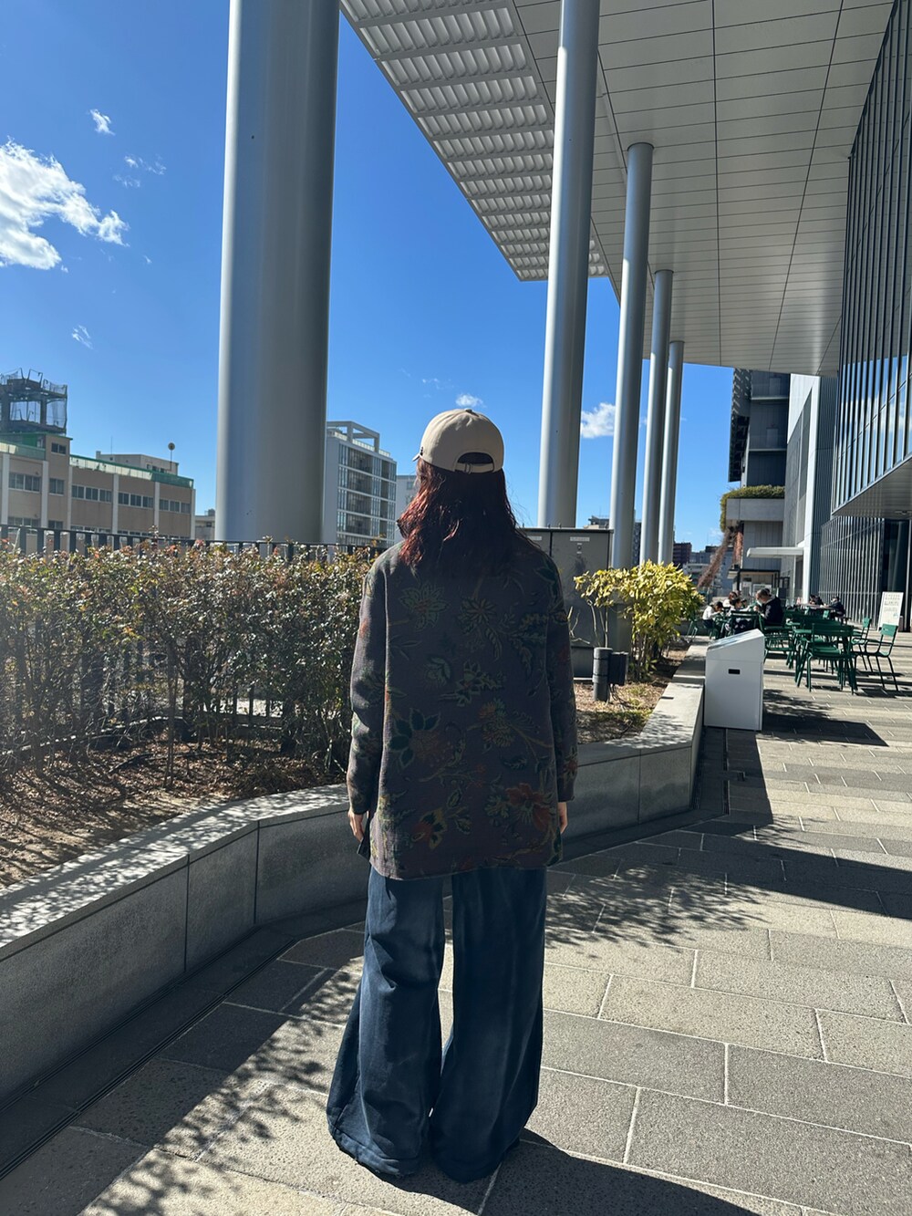 ブラック系のジャケット/アウター、ブルー系のスウェットパンツ、グレー系のスニーカーを着用したレディースの春コーディネートの2枚目の写真