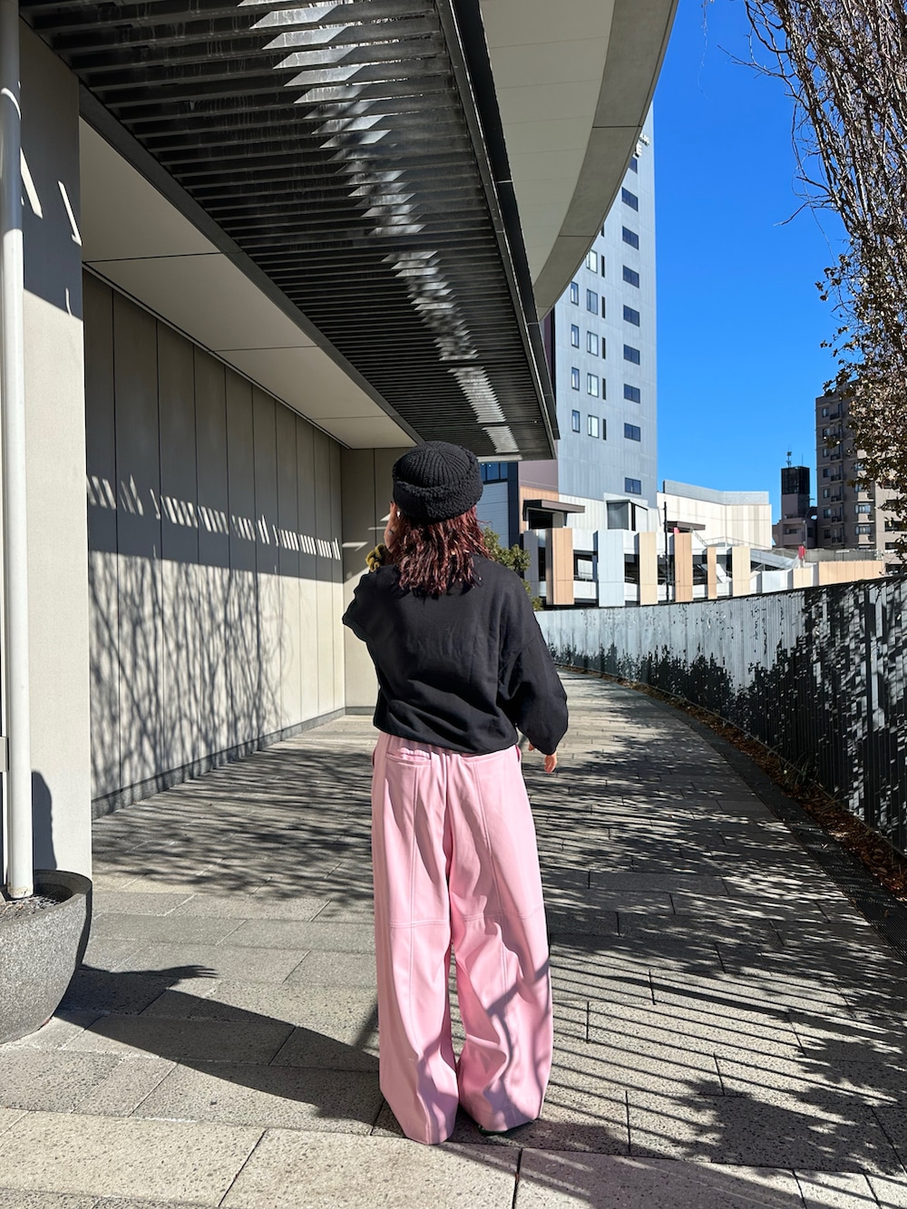 「ボア帽子、ユニクロ、ユニクロコーデ、カラーパンツ、カラーパンツコーデ、SALOMON、サロモン、スニーカーコーデ、スニーカースタイル、秋冬コーデ、カジュアルコーデ、カジュアルスタイル、シティガール、プランクプロジェクト、ラクチンコーデ」｜「OVERRIDEのOVERRIDE  KNIT BOA CHAO TOQUE SGP / オーバーライド（ハット、ブラック系）」を使った、mogiさん（レディース・159cm）の冬コーディネートの2枚目の写真