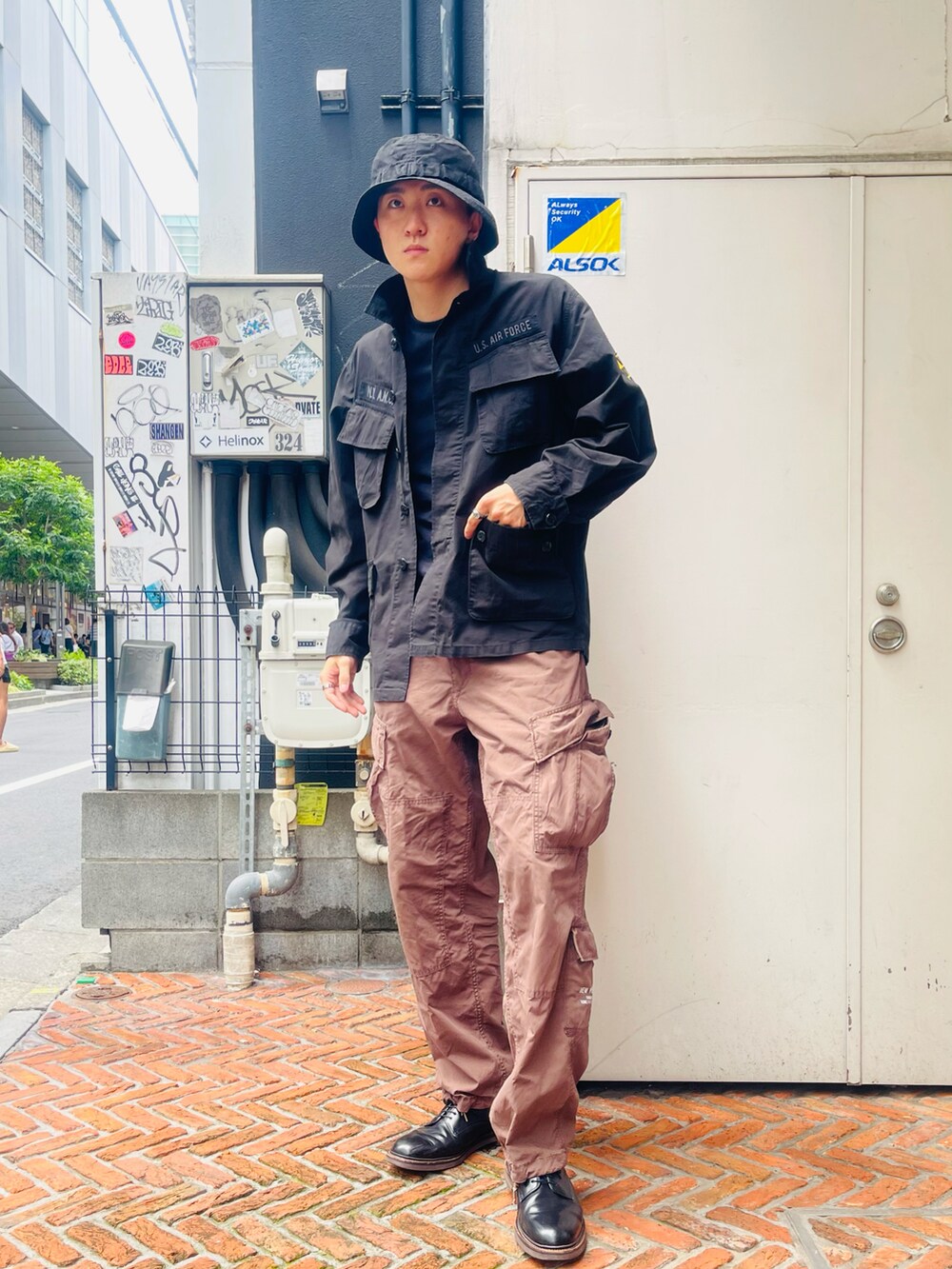 ブラック系のシャツ/ブラウス、ブラック系のドレスシューズ、ブラウン系のカーゴパンツを着用したメンズの夏コーディネートの2枚目の写真