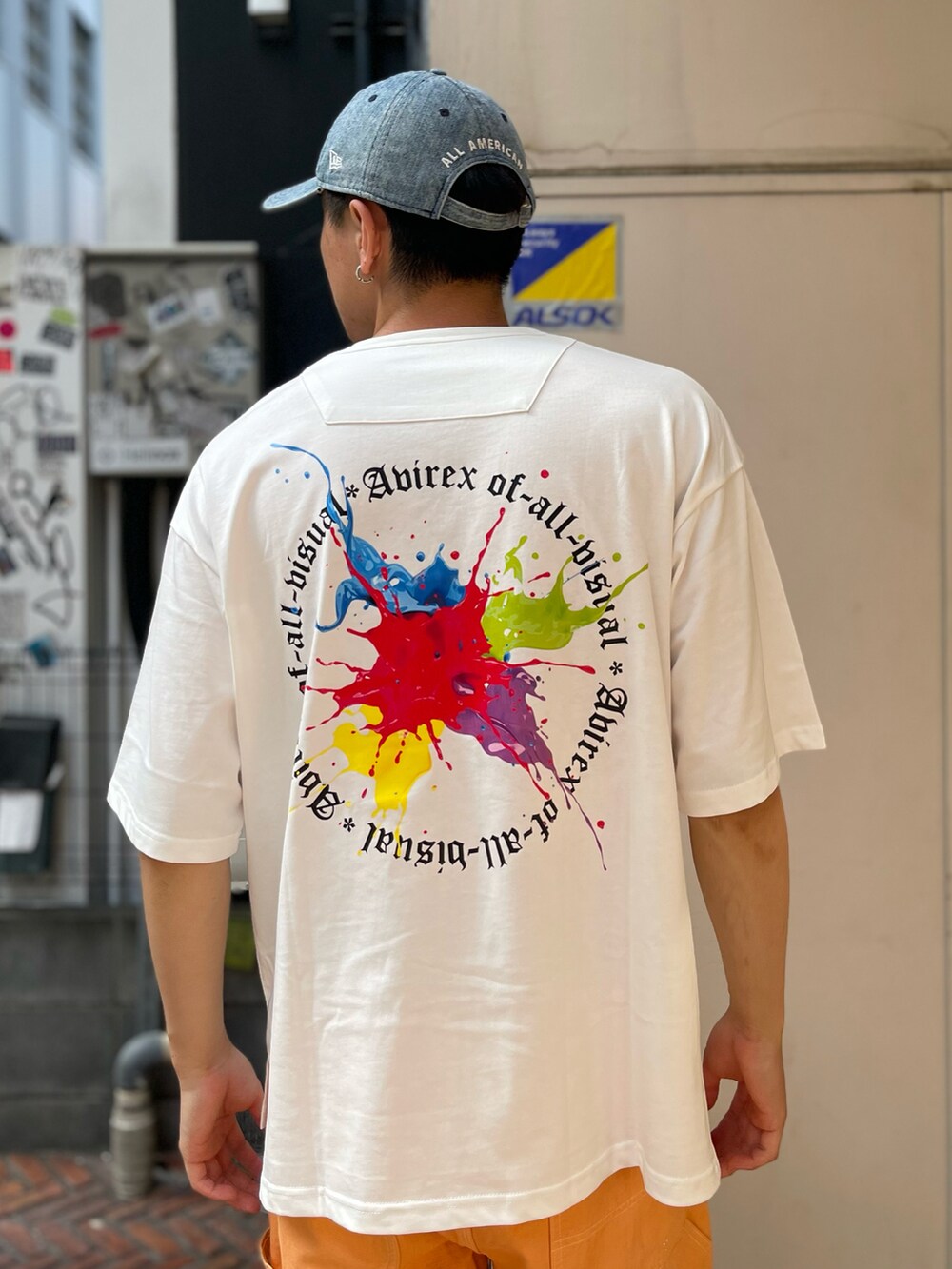 ホワイト系のTシャツ/カットソー、その他のデニムパンツ、ベージュ系のサンダルを着用したメンズの夏コーディネートの3枚目の写真