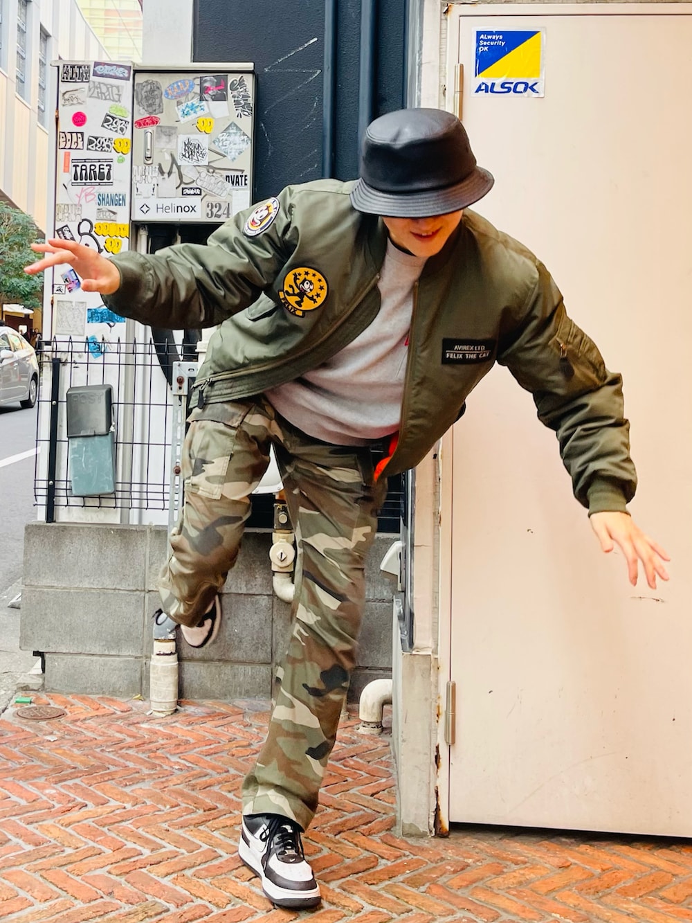 グリーン系のMA-1、その他のスウェット、その他のカーゴパンツを着用したメンズの冬コーディネートの2枚目の写真