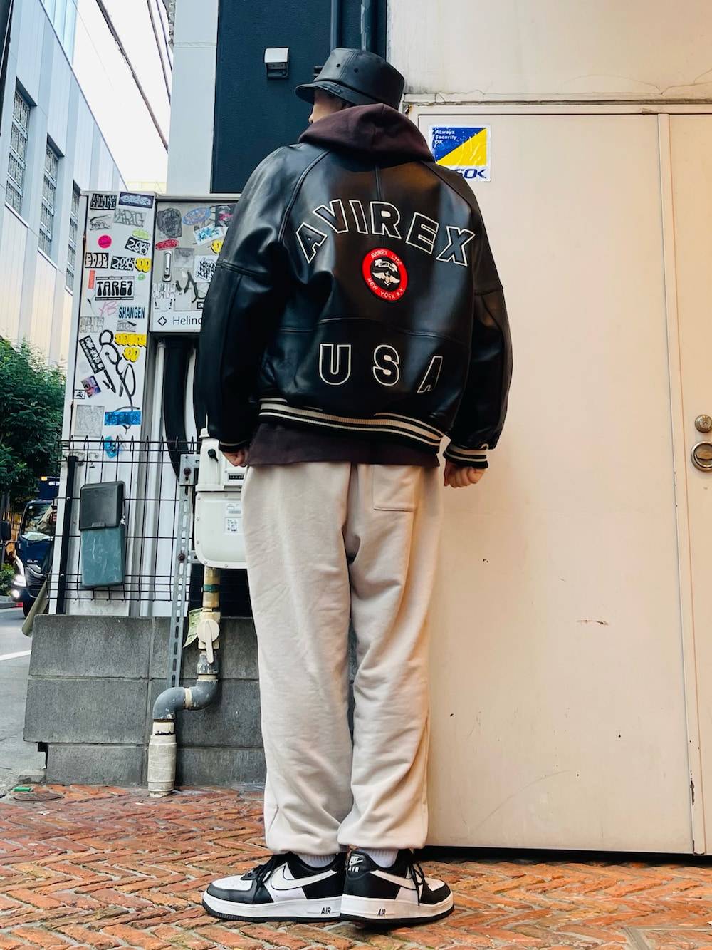 ブラック系のその他アウター、ブラウン系のパーカー、ベージュ系のスウェットパンツを着用したメンズの秋コーディネートの2枚目の写真