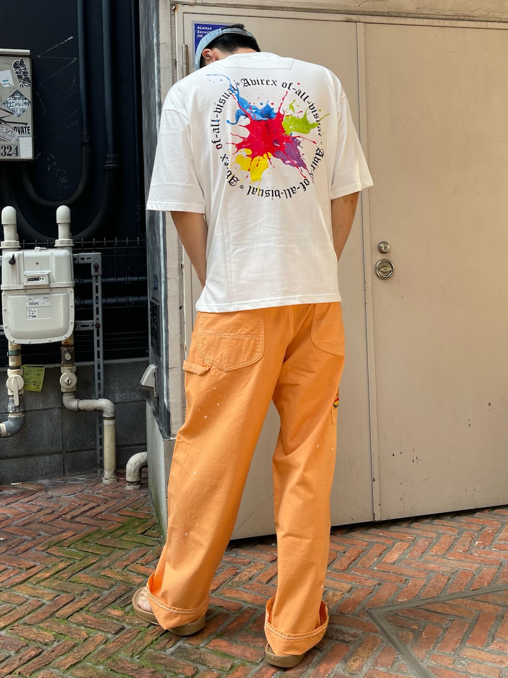 ホワイト系のTシャツ/カットソー、その他のデニムパンツ、ベージュ系のサンダルを着用したメンズの夏コーディネートの2枚目の写真
