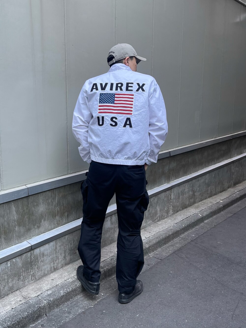 「ホワイト、AVIREX、新宿、シロシャツ、ミリパン、ベージュキャップ、キャップコーデ、AVIREX新宿、アビレックス(AVIREX)、スーパーファティーグパンツ」｜「AVIREXの直営店限定/×ニューエラ ポロキャップ USA国旗/ AVIREX×NEW ERA 9TWENTY POLO CAP（帽子、レッド系）」を使った、庄子　恵さん（メンズ・179cm）の春コーディネートの2枚目の写真