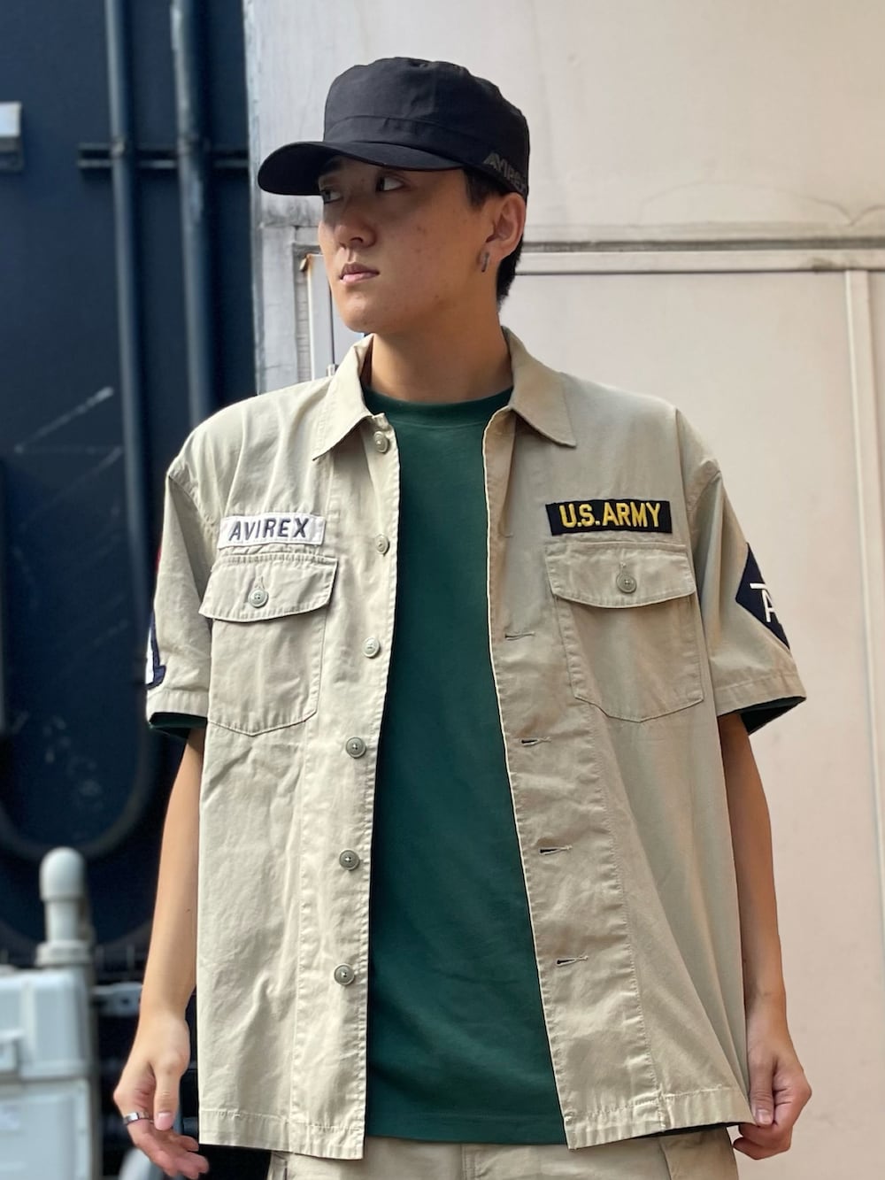 グリーン系のTシャツ/カットソー、ベージュ系のカーゴパンツ、ベージュ系のシャツ/ブラウスを着用したメンズの夏コーディネートの3枚目の写真