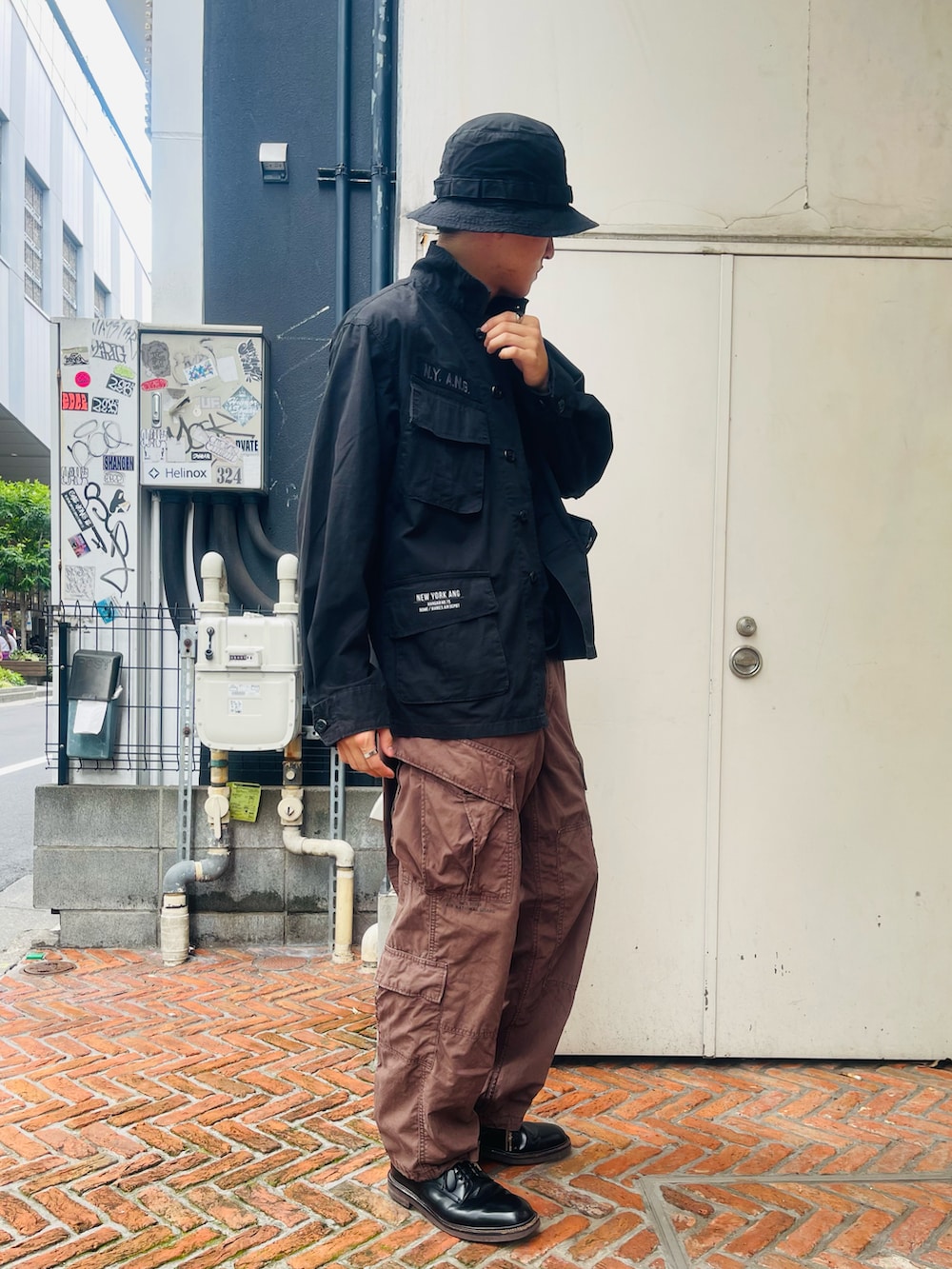 ブラック系のシャツ/ブラウス、ブラック系のドレスシューズ、ブラウン系のカーゴパンツを着用したメンズの夏コーディネートの3枚目の写真