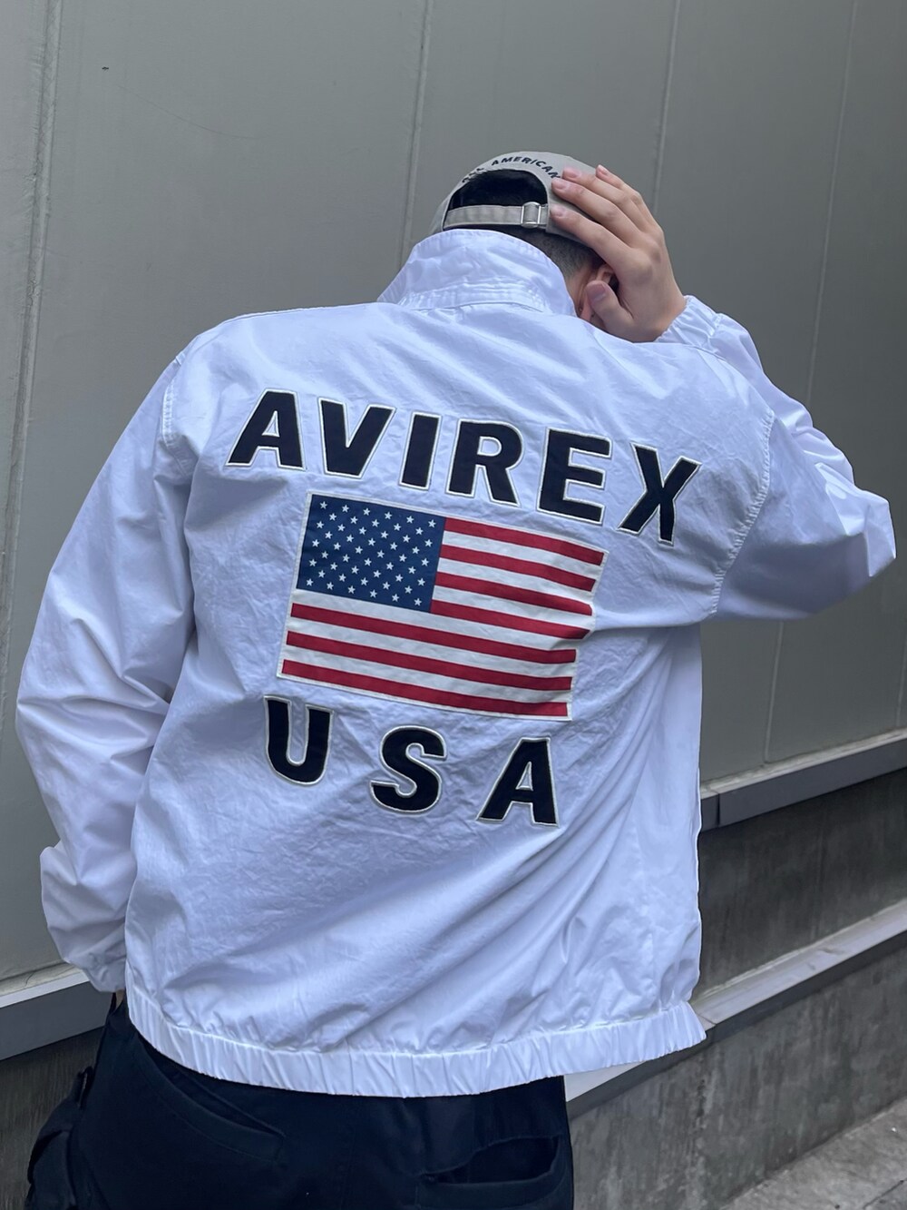 「ホワイト、AVIREX、新宿、シロシャツ、ミリパン、ベージュキャップ、キャップコーデ、AVIREX新宿、アビレックス(AVIREX)、スーパーファティーグパンツ」｜「AVIREXの直営店限定/×ニューエラ ポロキャップ USA国旗/ AVIREX×NEW ERA 9TWENTY POLO CAP（帽子、レッド系）」を使った、庄子　恵さん（メンズ・179cm）の春コーディネートの3枚目の写真