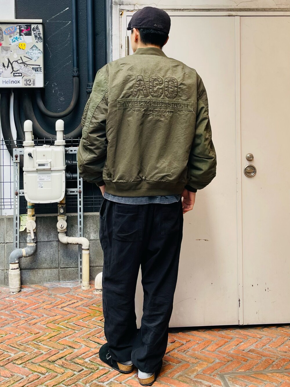 グレー系のTシャツ/カットソー、グリーン系のMA-1、ブラック系のその他パンツを着用したメンズの秋コーディネートの2枚目の写真