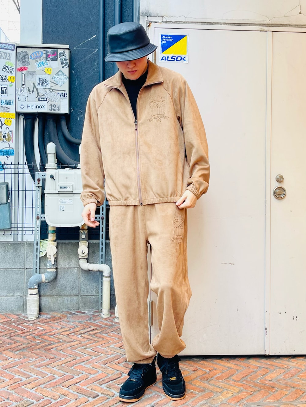 ベージュ系のジャージ、ベージュ系のその他パンツ、ブラック系のスニーカーを着用したメンズの冬コーディネートの2枚目の写真