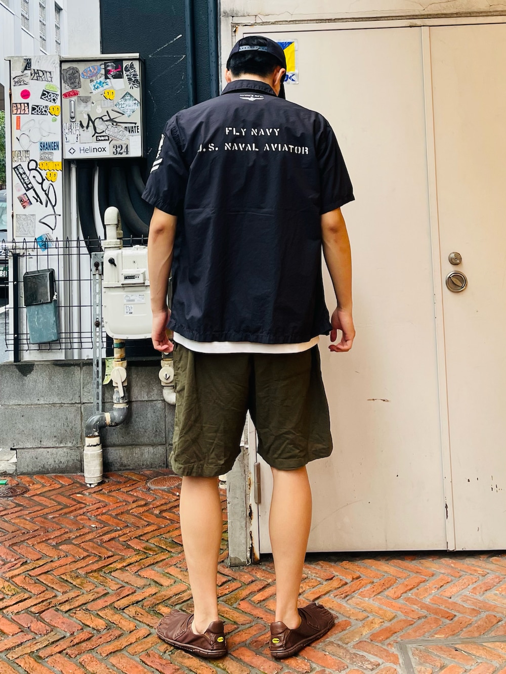 ブルー系のシャツ/ブラウス、ホワイト系のTシャツ/カットソー、グリーン系のその他パンツを着用したメンズの夏コーディネートの2枚目の写真