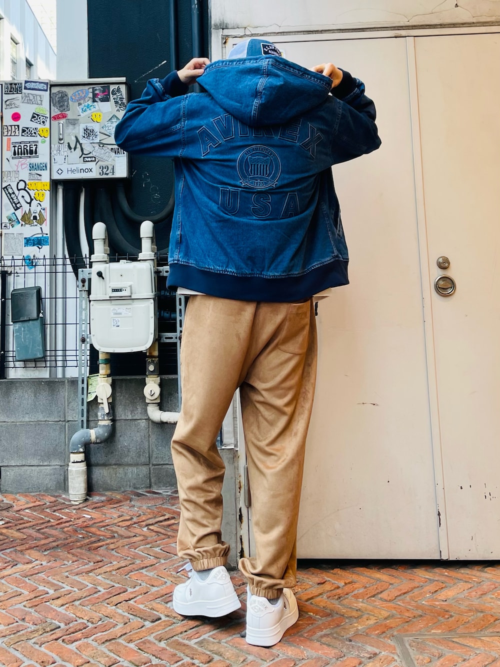 ブラック系のTシャツ/カットソー、ブルー系のデニムジャケット、ベージュ系のその他パンツを着用したメンズの冬コーディネートの2枚目の写真