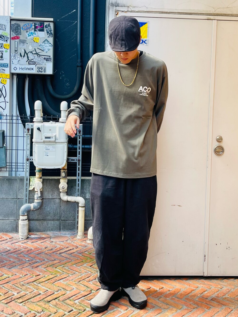 グリーン系のTシャツ/カットソー、ブラック系のタンクトップ、ブラック系のその他パンツを着用したメンズの秋コーディネートの2枚目の写真