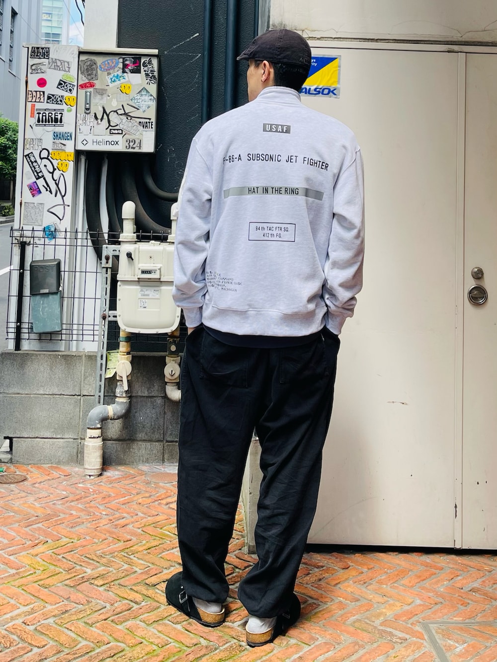 ブラック系のタンクトップ、グレー系のスウェット、グレー系のTシャツ/カットソーを着用したメンズの秋コーディネートの2枚目の写真