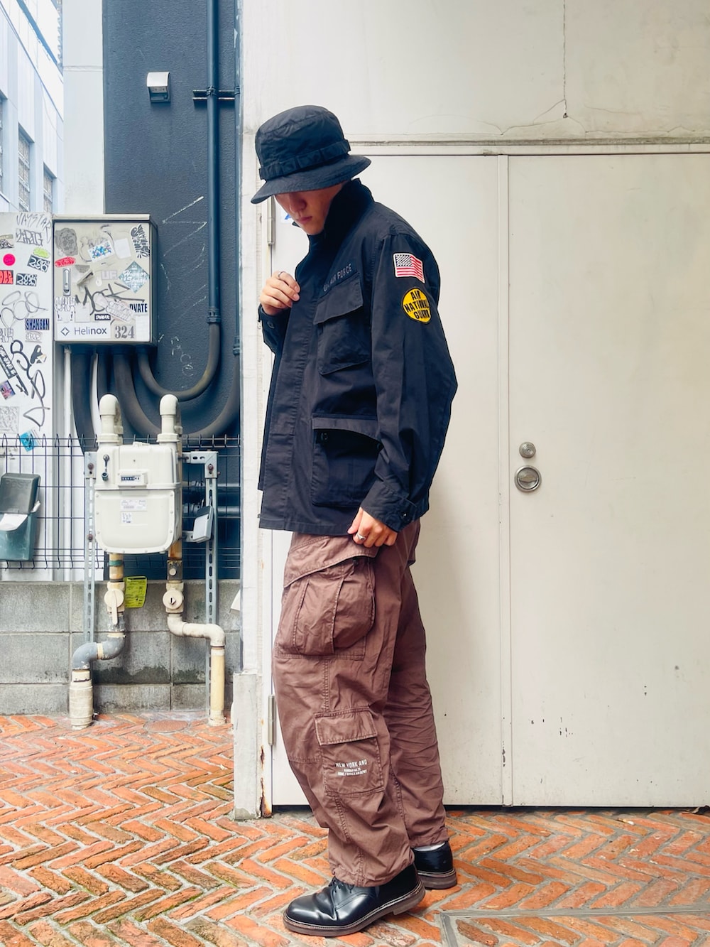 ブラック系のシャツ/ブラウス、ブラック系のドレスシューズ、ブラウン系のカーゴパンツを着用したメンズの夏コーディネートの4枚目の写真