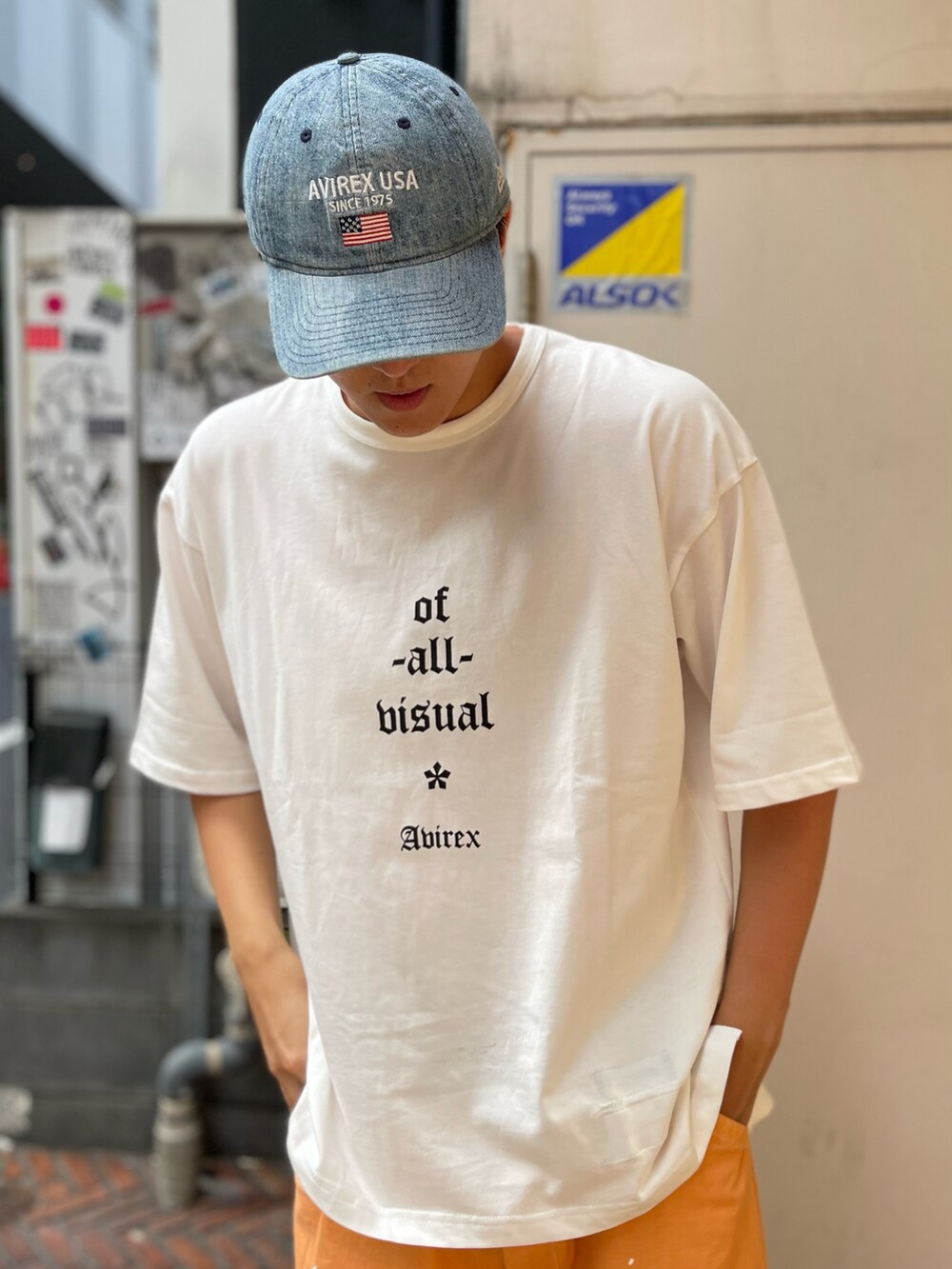 ホワイト系のTシャツ/カットソー、その他のデニムパンツ、ベージュ系のサンダルを着用したメンズの夏コーディネートの4枚目の写真