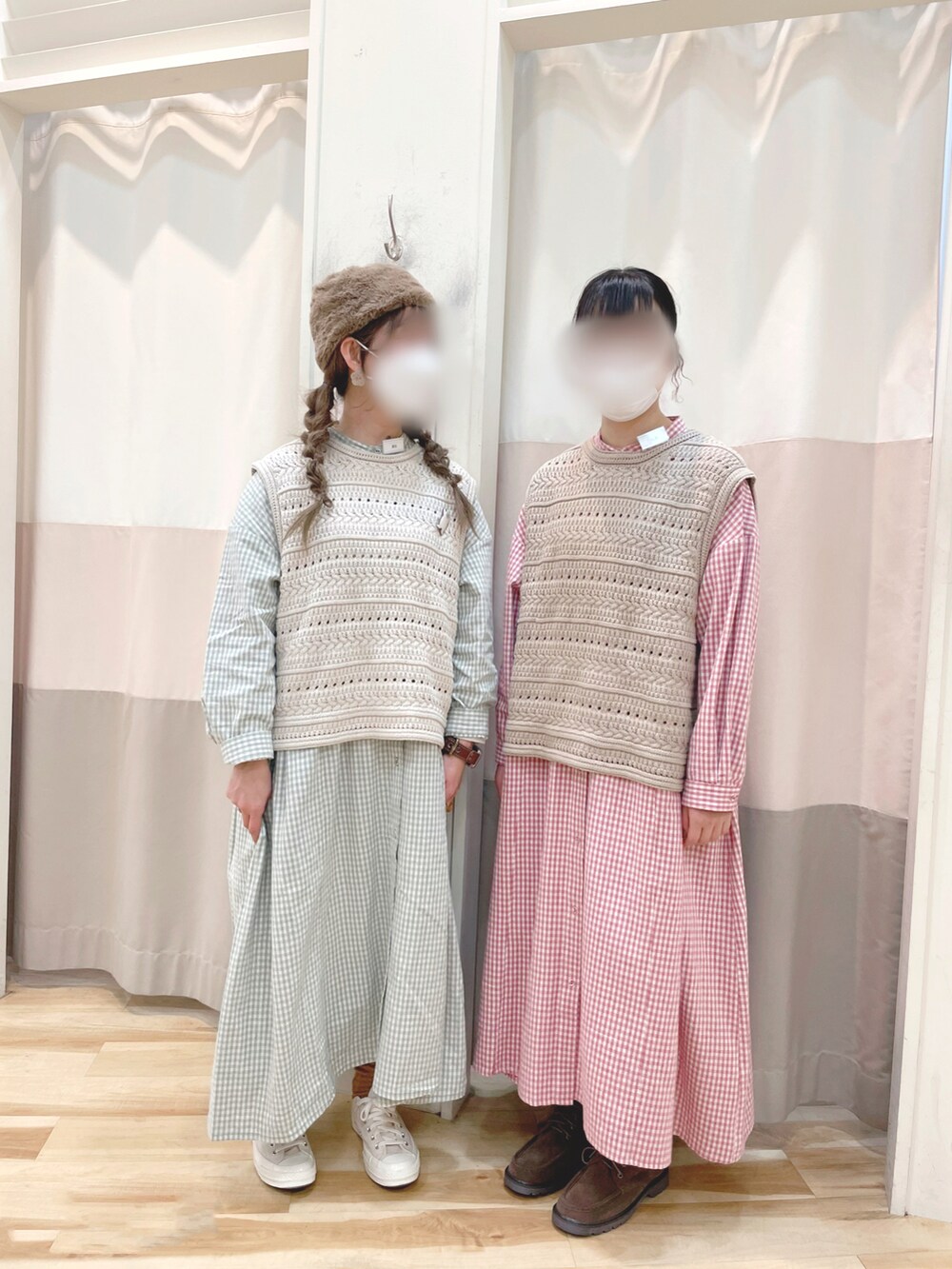 ベージュ系のブーツ、ピンク系のワンピース、ホワイト系のベストを着用したレディースの冬コーディネートの2枚目の写真