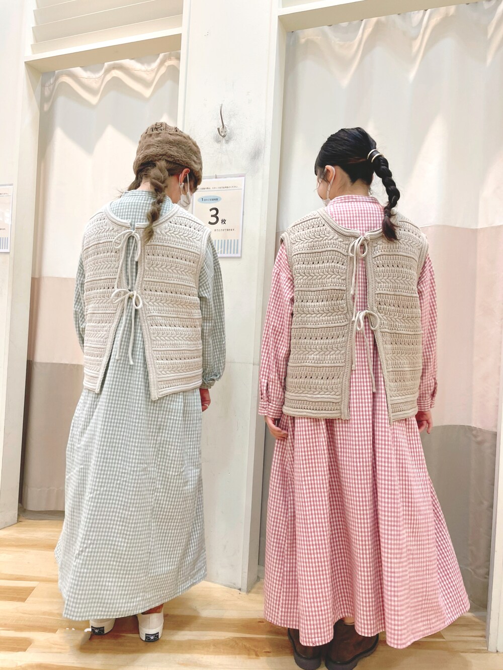 ベージュ系のブーツ、ピンク系のワンピース、ホワイト系のベストを着用したレディースの冬コーディネートの4枚目の写真