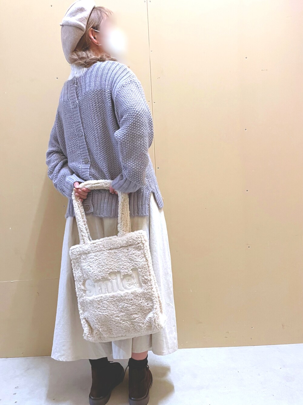 パープル系のニット/セーター、ホワイト系のTシャツ/カットソー、ホワイト系のトートバッグを着用したレディースの秋コーディネートの2枚目の写真