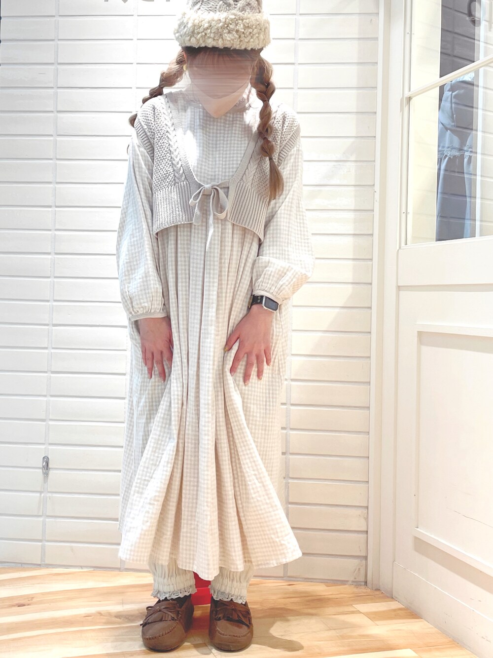 ベージュ系のワンピース、ベージュ系のニット/セーター、ホワイト系のTシャツ/カットソーを着用したレディースの冬コーディネートの2枚目の写真