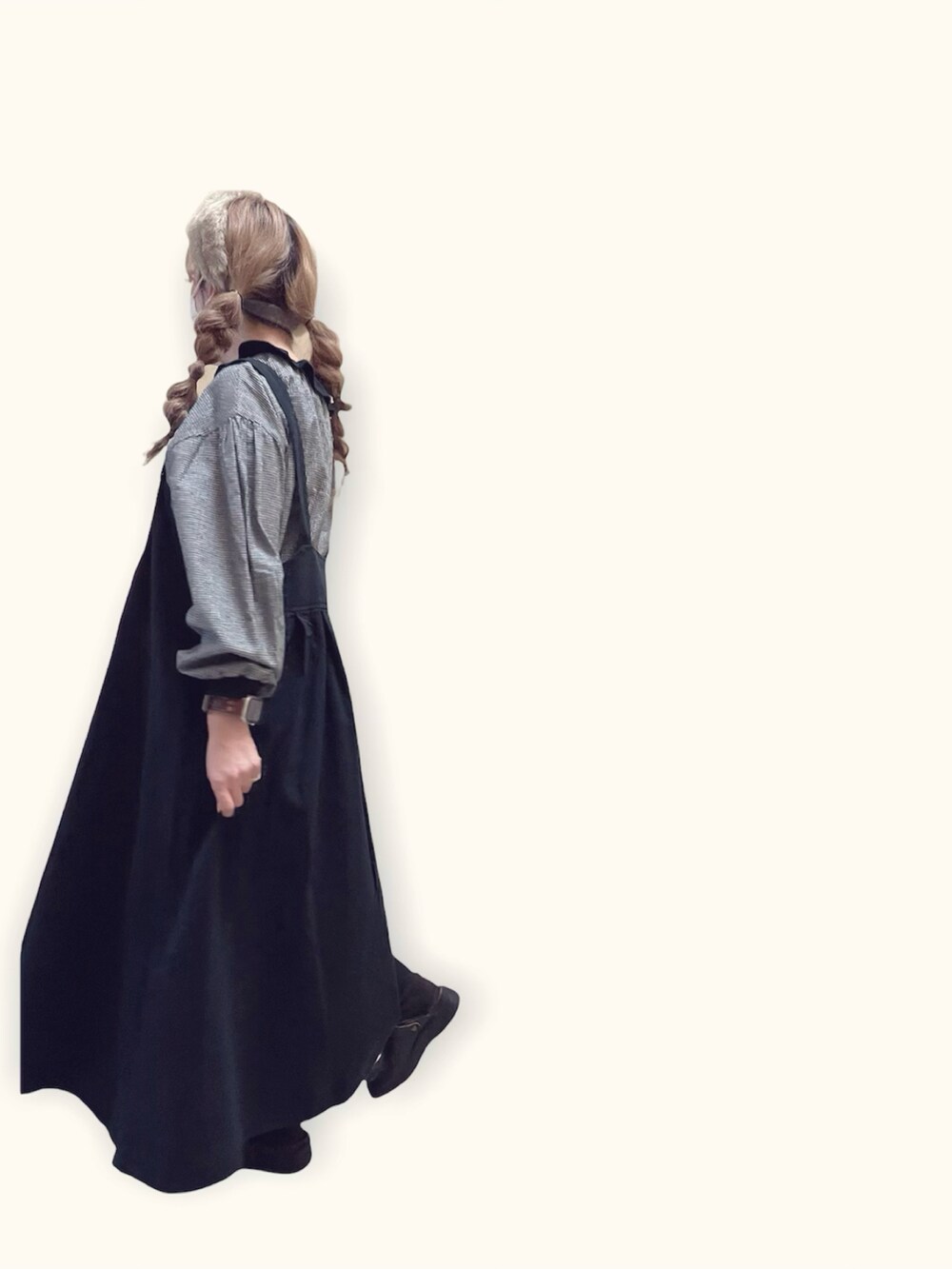 ブラウン系のサンダル、イエロー系のショルダーバッグ、ブラック系のシャツ/ブラウスを着用したレディースの秋コーディネートの3枚目の写真