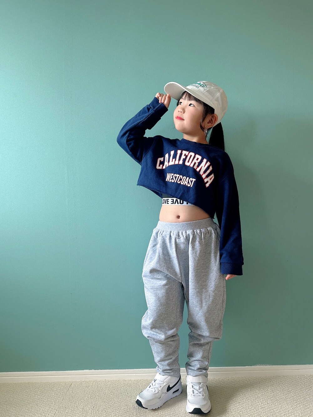 ブルー系のTシャツ/カットソー、グレー系のスウェットパンツ、ホワイト系のスニーカーを着用したキッズの夏コーディネートの3枚目の写真