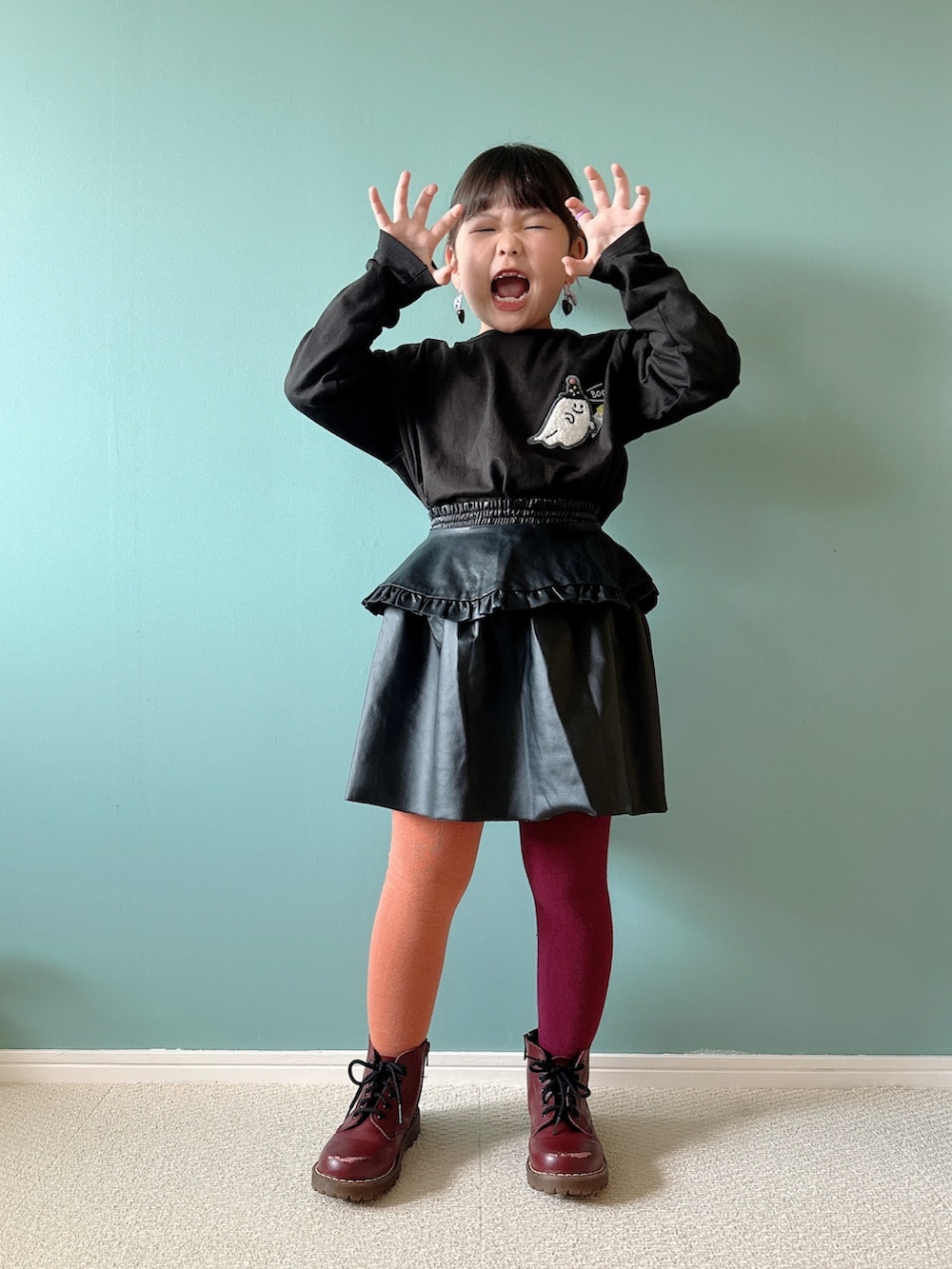 「秋服まるっと大公開、秋コーデ、お出かけコーデ、休日スタイル、秋服準備はじめました、キッズコーデ、キッズファッション、カジュアルコーデ、ロンT、プチプラ、ハロウィン、きまわしコーデ、おばけ、BREEZE、ドクターマーチン」｜「BREEZEの【リンクコーデ可能】ハッピーハロウィンTシャツ（Tシャツ/カットソー、ブラック系）」を使った、Hanさん（キッズ・120cm）の秋コーディネートの5枚目の写真