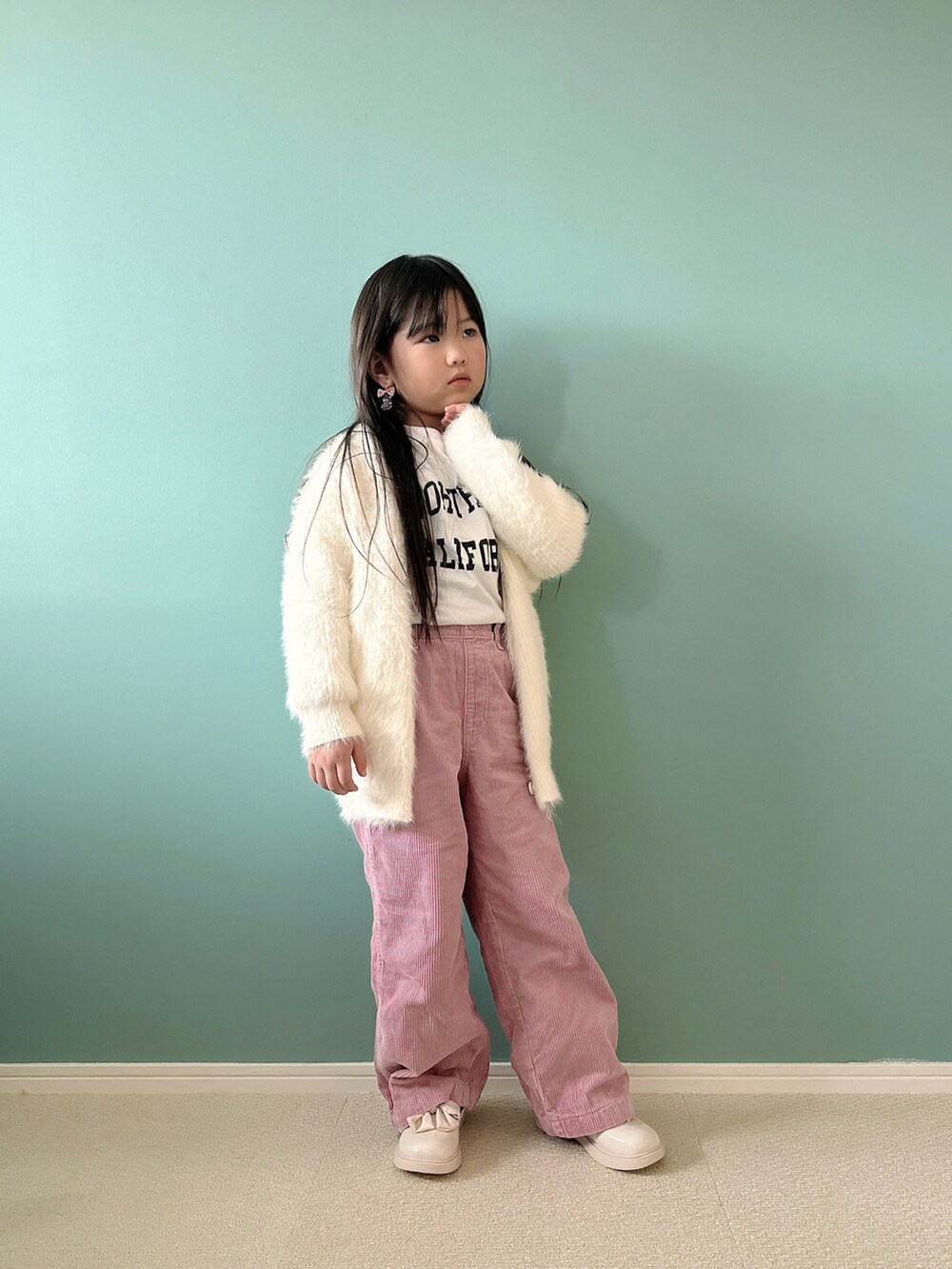 「ファッションを楽しもう、ゆるコーデ、秋冬コーデ、こどもふく、カーディガン、UNIQLO、おんなのこコーデ、キッズコーデ、おしゃれさんと繋がりたい、coca、ルーズシルエット、ピンク」｜「coca（coca）のアイテム（Tシャツ/カットソー、ホワイト系）」を使った、Hanさん（キッズ・120cm）の秋コーディネートの2枚目の写真