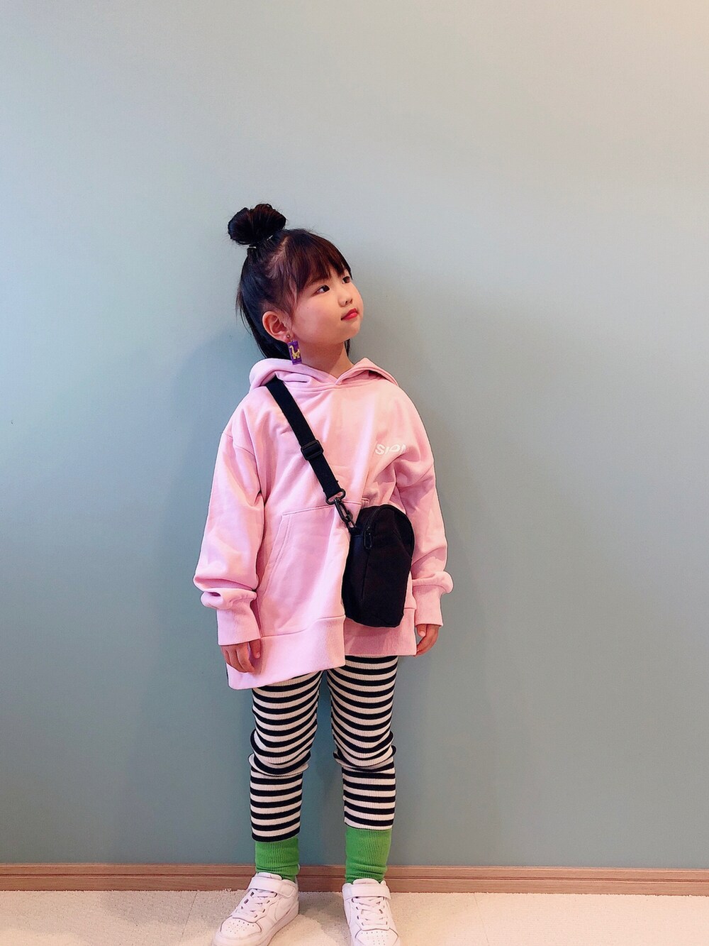「秋コーデ、スニーカー、ビッグシルエット、おんなのこ、ストリート、お出かけコーデ、ピンク、パーカー、ボーダー、NIKE、スウェットコーデ、おしゃれさんと繋がりたい、ローリーズファーム(LOWRYS FARM)、インスタやってます」｜「LOWRYS FARMのＶＩＳＩＯＮダイナソーパーカー　165257（パーカー、ピンク系）」を使った、Hanさん（キッズ・110cm）の秋コーディネートの2枚目の写真