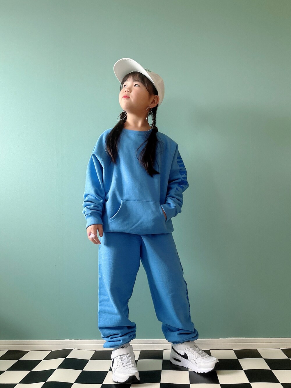 ブルー系のスウェット、ブルー系のスウェットパンツ、ホワイト系のスニーカーを着用したキッズの秋コーディネートの4枚目の写真