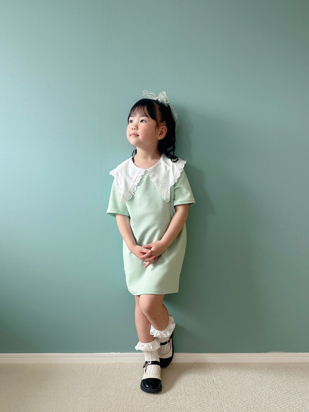 「パステル映える春、グリーン、ミントカラー、女の子コーデ、春夏コーデ、ラクチンコーデ、お洒落さんとつながりたい、ワンピース、韓国子供服、春服コーデ、おでかけコーデ、パステルカラー、インスタフォローしてね！、@ami_lokahi」｜「Handmadeのアイテム（ヘアゴム、グリーン系）」を使った、Hanさん（キッズ・110cm）の春コーディネートの3枚目の写真