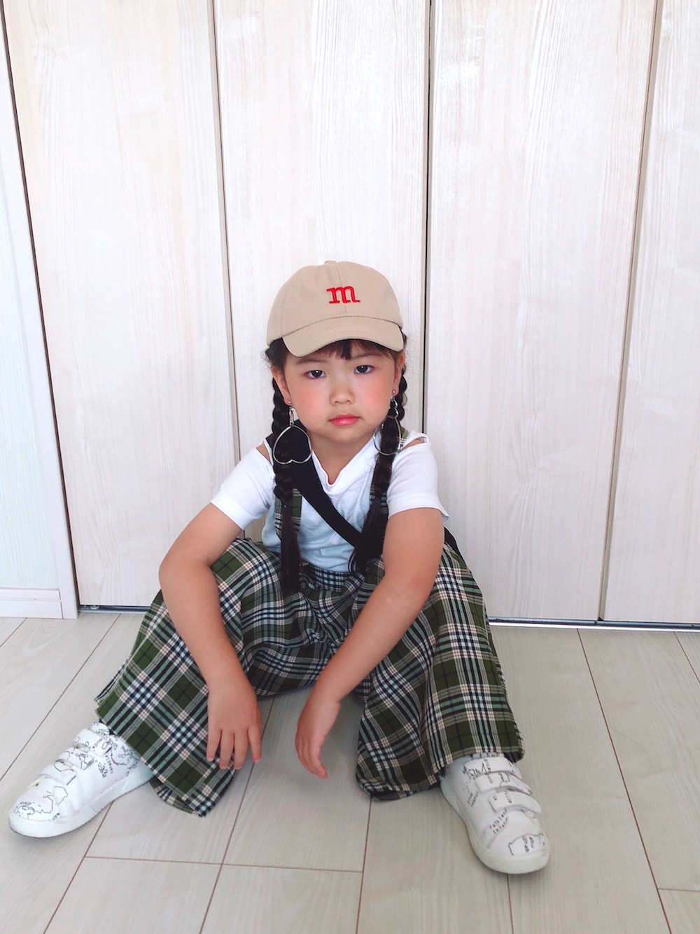 「休日コーデ、子供服、キッズ、韓国子供服、サロペット、チェック柄、キッズファッション、シンプル、5歳女の子、スニーカーコーデ、アンティカ(antiqua)、キャップ、キャップ女子、GU、チェック」｜「antiquaのチェックサロペット（サロペット/オーバーオール、グリーン系）」を使った、Hanさん（キッズ・110cm）の夏コーディネートの3枚目の写真