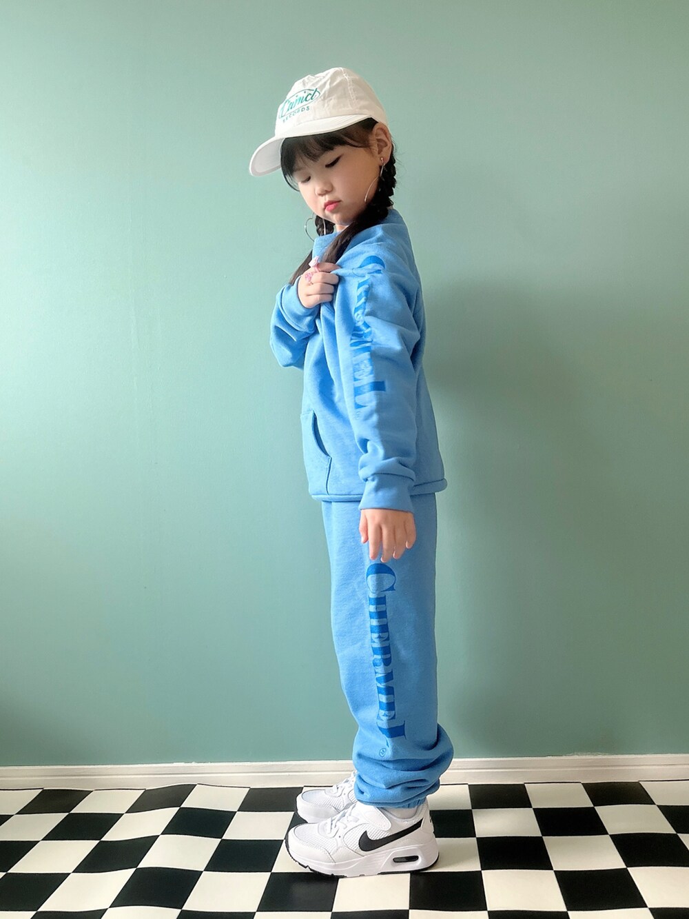 ブルー系のスウェット、ブルー系のスウェットパンツ、ホワイト系のスニーカーを着用したキッズの秋コーディネートの3枚目の写真
