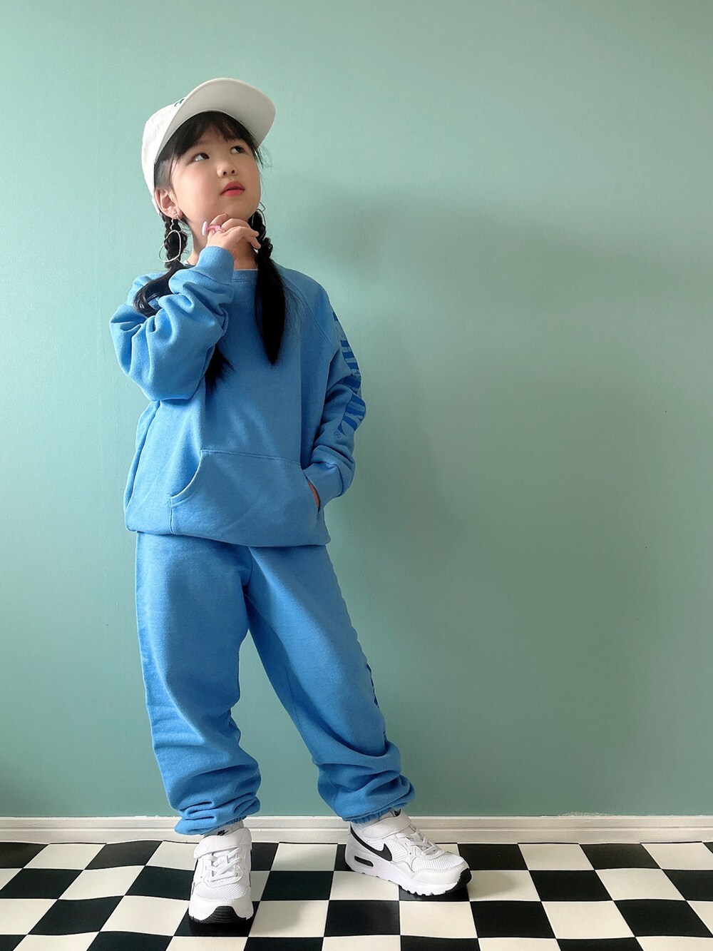 ブルー系のスウェット、ブルー系のスウェットパンツ、ホワイト系のスニーカーを着用したキッズの秋コーディネートの2枚目の写真
