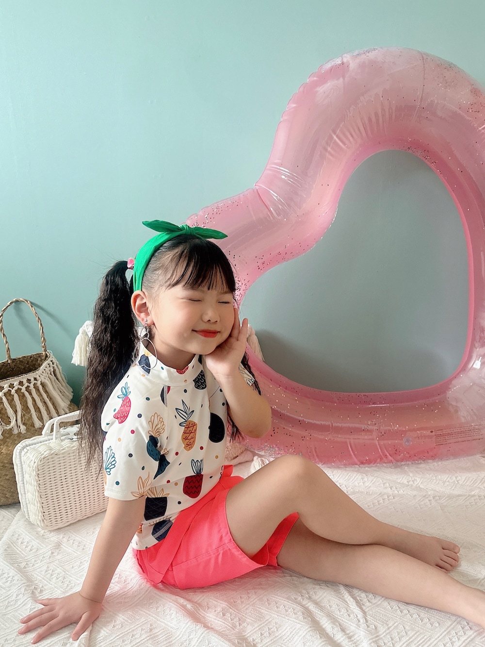 「水着、ラッシュガード、夏コーデ、水着コーデ、休日スタイル、ハーフパンツ、ハーフパンツ水着、女の子コーデ、むすめ服、むすめコーデ、スイムウェア、インスタフォローしてね！、@ami_lokahi」｜「センリのアイテム（ラッシュガード、ホワイト系）」を使った、Hanさん（キッズ・120cm）の春コーディネートの3枚目の写真