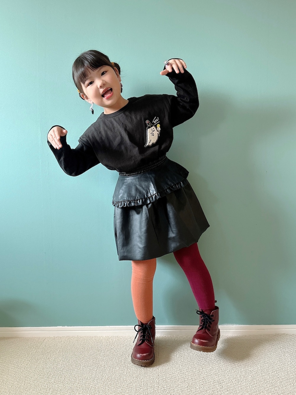 「秋服まるっと大公開、秋コーデ、お出かけコーデ、休日スタイル、秋服準備はじめました、キッズコーデ、キッズファッション、カジュアルコーデ、ロンT、プチプラ、ハロウィン、きまわしコーデ、おばけ、BREEZE、ドクターマーチン」｜「BREEZEの【リンクコーデ可能】ハッピーハロウィンTシャツ（Tシャツ/カットソー、ブラック系）」を使った、Hanさん（キッズ・120cm）の秋コーディネートの3枚目の写真