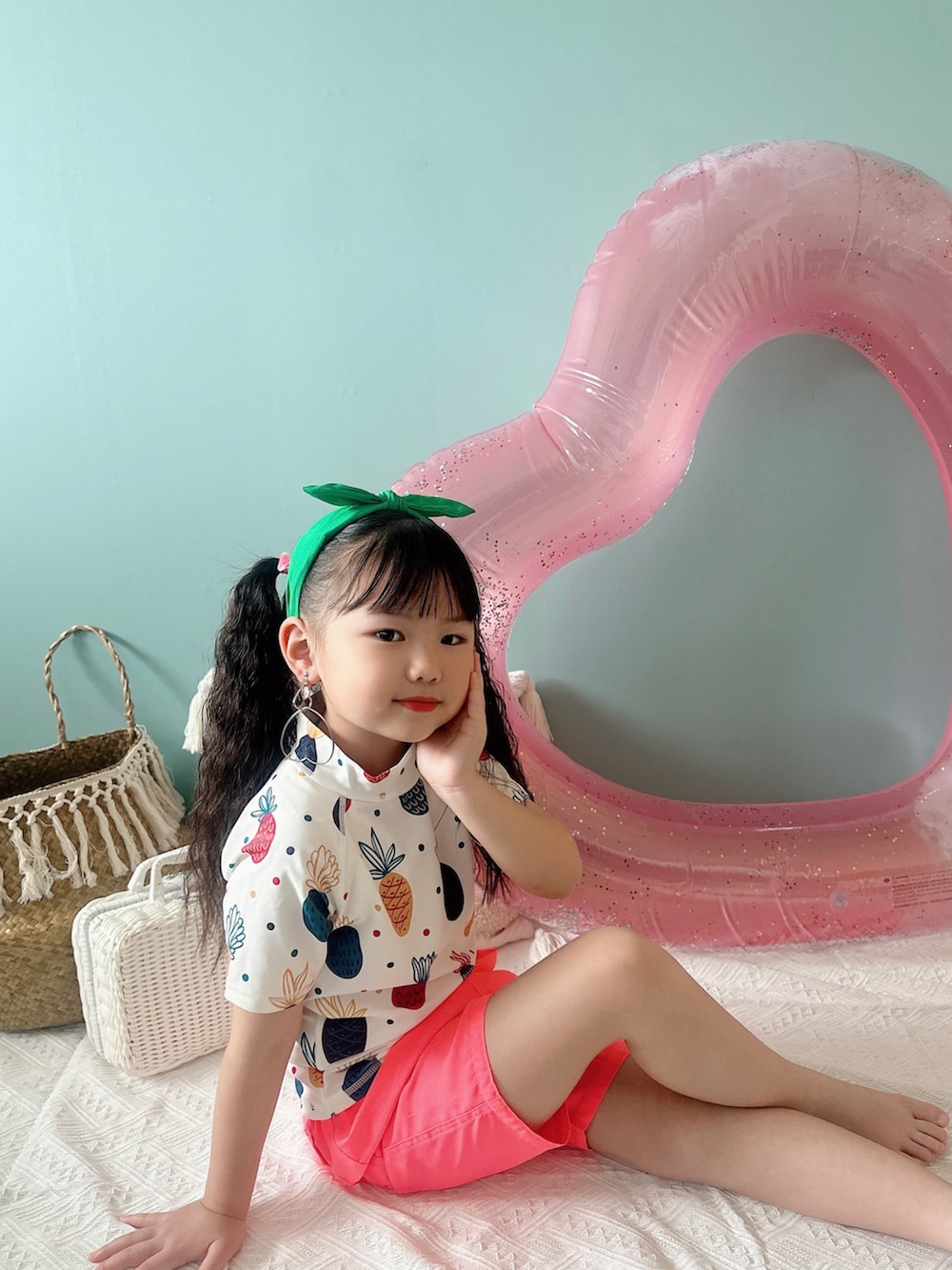 「水着、ラッシュガード、夏コーデ、水着コーデ、休日スタイル、ハーフパンツ、ハーフパンツ水着、女の子コーデ、むすめ服、むすめコーデ、スイムウェア、インスタフォローしてね！、@ami_lokahi」｜「センリのアイテム（ラッシュガード、ホワイト系）」を使った、Hanさん（キッズ・120cm）の春コーディネートの2枚目の写真