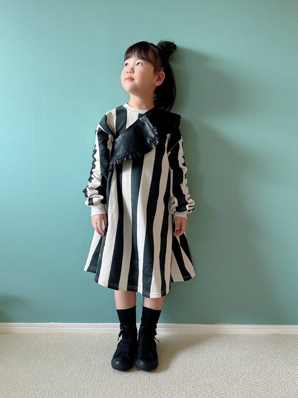 「秋服まるっと大公開、秋コーデ、お出かけコーデ、休日スタイル、秋服準備はじめました、シンプルコーデ、キッズコーデ、キッズファッション、つけ襟、ワンピース、モノトーン、ストライプ、ゆるコーデ、オーバーサイズ」｜「韓国🇰🇷のアイテム（付け襟、ブラック系）」を使った、Hanさん（キッズ・120cm）の秋コーディネートの4枚目の写真