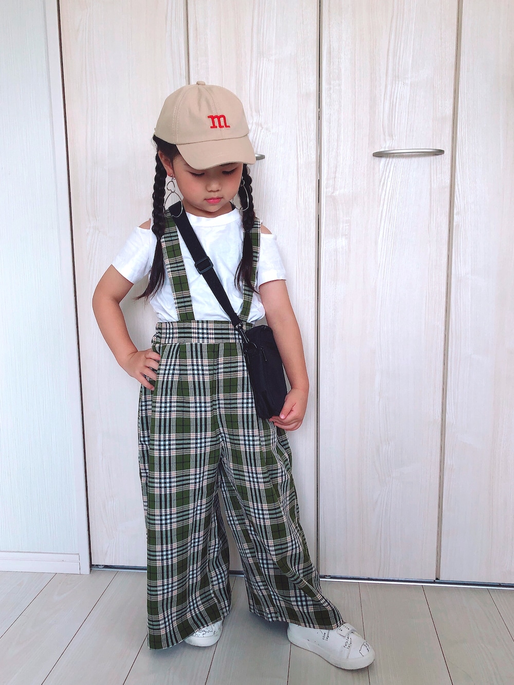 「休日コーデ、子供服、キッズ、韓国子供服、サロペット、チェック柄、キッズファッション、シンプル、5歳女の子、スニーカーコーデ、アンティカ(antiqua)、キャップ、キャップ女子、GU、チェック」｜「antiquaのチェックサロペット（サロペット/オーバーオール、グリーン系）」を使った、Hanさん（キッズ・110cm）の夏コーディネートの2枚目の写真
