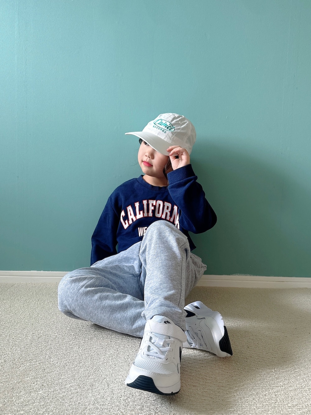 ブルー系のTシャツ/カットソー、グレー系のスウェットパンツ、ホワイト系のスニーカーを着用したキッズの夏コーディネートの4枚目の写真