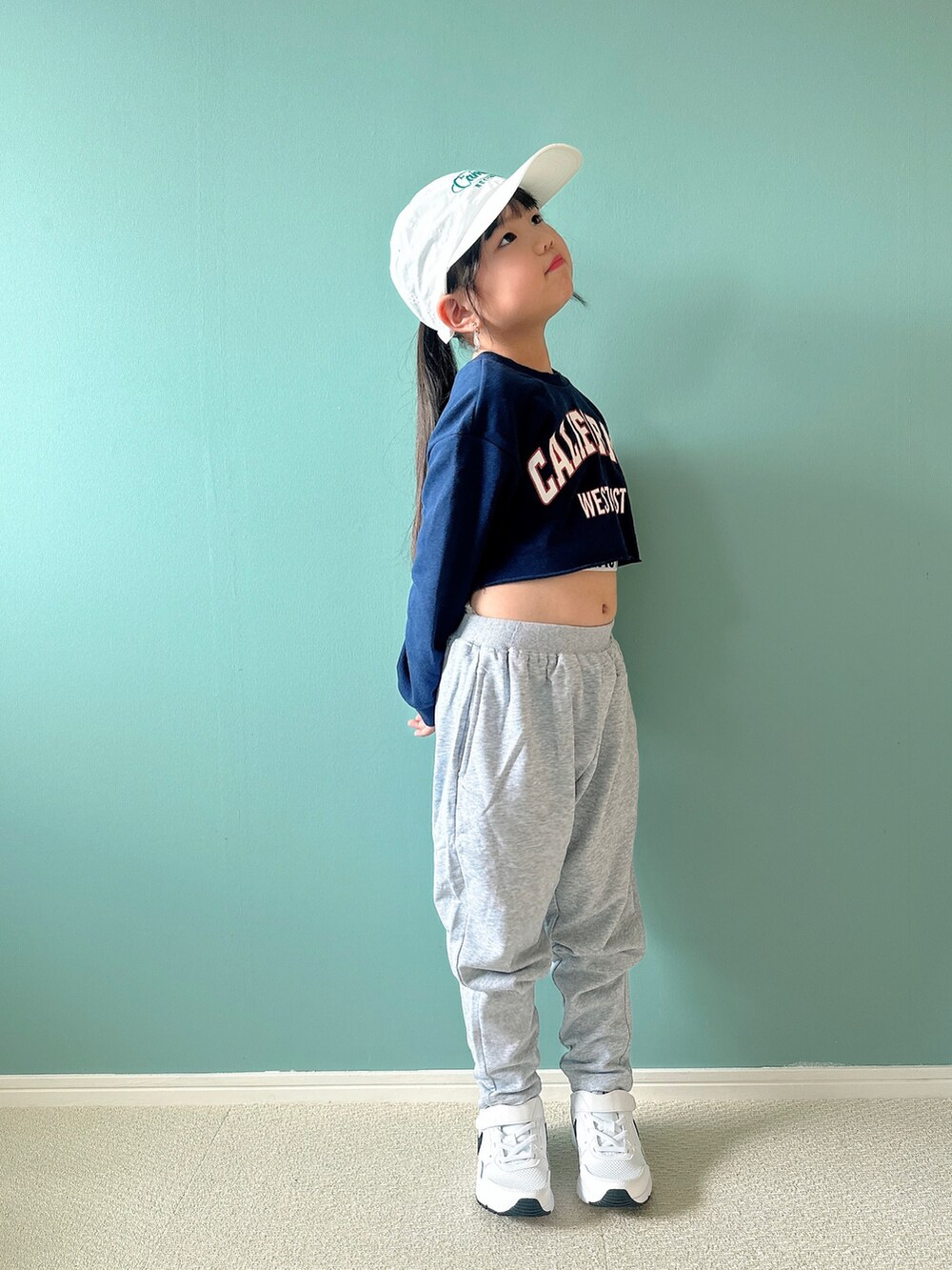 ブルー系のTシャツ/カットソー、グレー系のスウェットパンツ、ホワイト系のスニーカーを着用したキッズの夏コーディネートの2枚目の写真