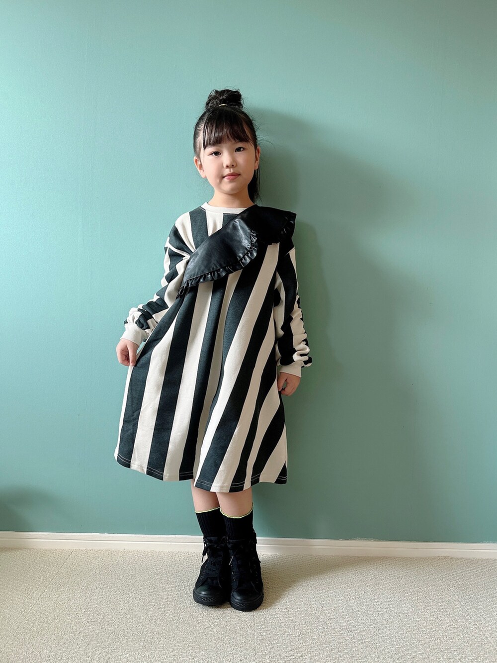 「秋服まるっと大公開、秋コーデ、お出かけコーデ、休日スタイル、秋服準備はじめました、シンプルコーデ、キッズコーデ、キッズファッション、つけ襟、ワンピース、モノトーン、ストライプ、ゆるコーデ、オーバーサイズ」｜「韓国🇰🇷のアイテム（付け襟、ブラック系）」を使った、Hanさん（キッズ・120cm）の秋コーディネートの3枚目の写真