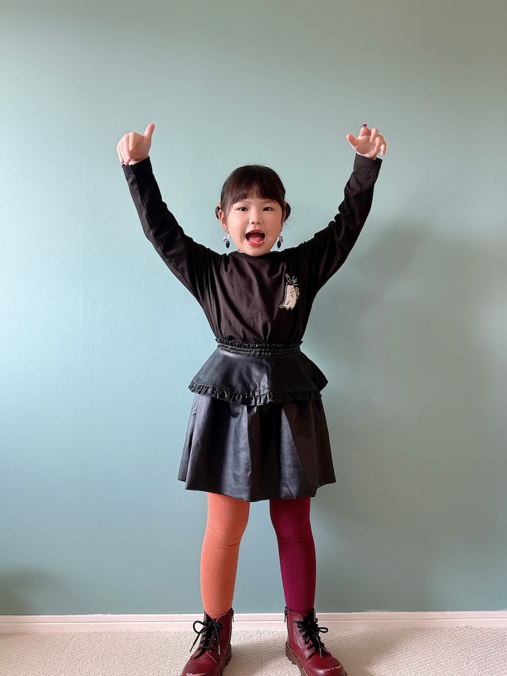 「秋服まるっと大公開、秋コーデ、お出かけコーデ、休日スタイル、秋服準備はじめました、キッズコーデ、キッズファッション、カジュアルコーデ、ロンT、プチプラ、ハロウィン、きまわしコーデ、おばけ、BREEZE、ドクターマーチン」｜「BREEZEの【リンクコーデ可能】ハッピーハロウィンTシャツ（Tシャツ/カットソー、ブラック系）」を使った、Hanさん（キッズ・120cm）の秋コーディネートの4枚目の写真