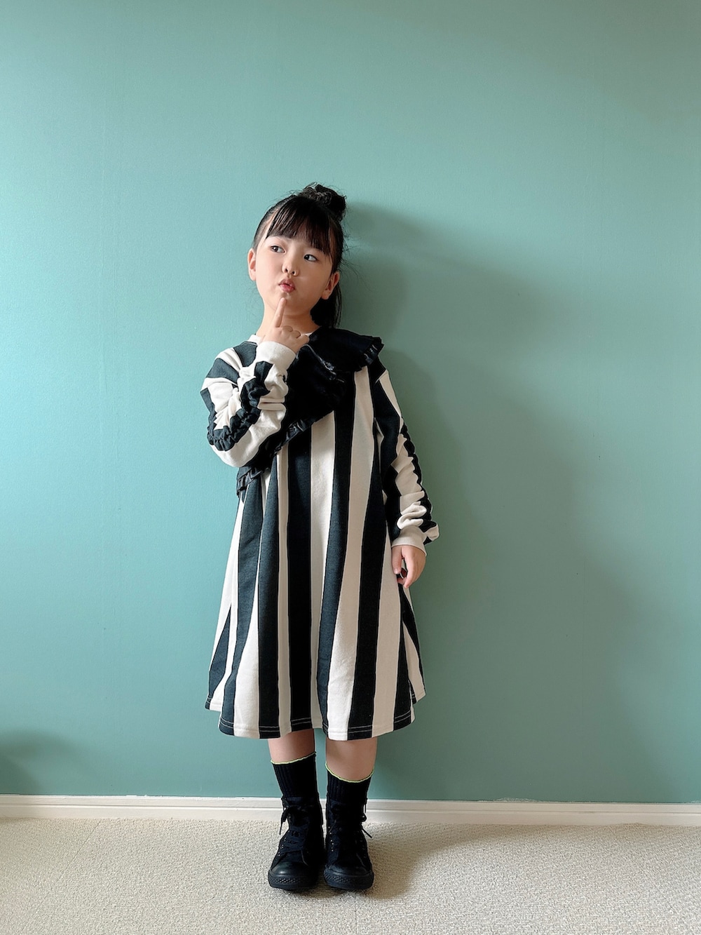 「秋服まるっと大公開、秋コーデ、お出かけコーデ、休日スタイル、秋服準備はじめました、シンプルコーデ、キッズコーデ、キッズファッション、つけ襟、ワンピース、モノトーン、ストライプ、ゆるコーデ、オーバーサイズ」｜「韓国🇰🇷のアイテム（付け襟、ブラック系）」を使った、Hanさん（キッズ・120cm）の秋コーディネートの2枚目の写真