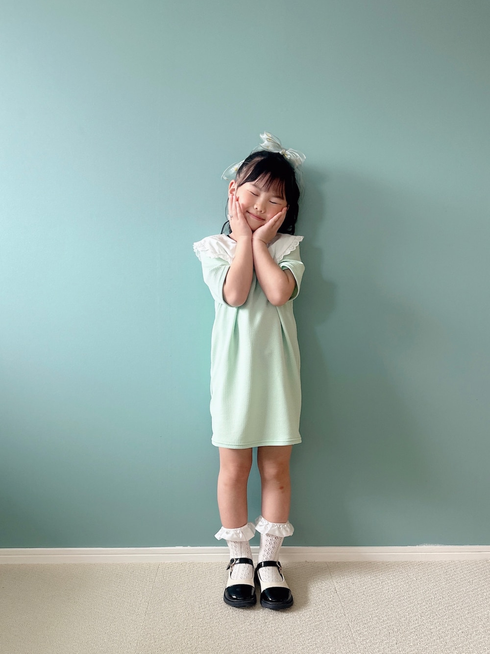 「パステル映える春、グリーン、ミントカラー、女の子コーデ、春夏コーデ、ラクチンコーデ、お洒落さんとつながりたい、ワンピース、韓国子供服、春服コーデ、おでかけコーデ、パステルカラー、インスタフォローしてね！、@ami_lokahi」｜「Handmadeのアイテム（ヘアゴム、グリーン系）」を使った、Hanさん（キッズ・110cm）の春コーディネートの2枚目の写真