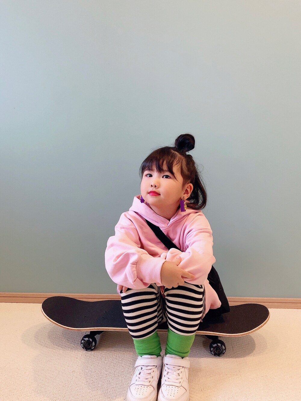 「秋コーデ、スニーカー、ビッグシルエット、おんなのこ、ストリート、お出かけコーデ、ピンク、パーカー、ボーダー、NIKE、スウェットコーデ、おしゃれさんと繋がりたい、ローリーズファーム(LOWRYS FARM)、インスタやってます」｜「LOWRYS FARMのＶＩＳＩＯＮダイナソーパーカー　165257（パーカー、ピンク系）」を使った、Hanさん（キッズ・110cm）の秋コーディネートの5枚目の写真