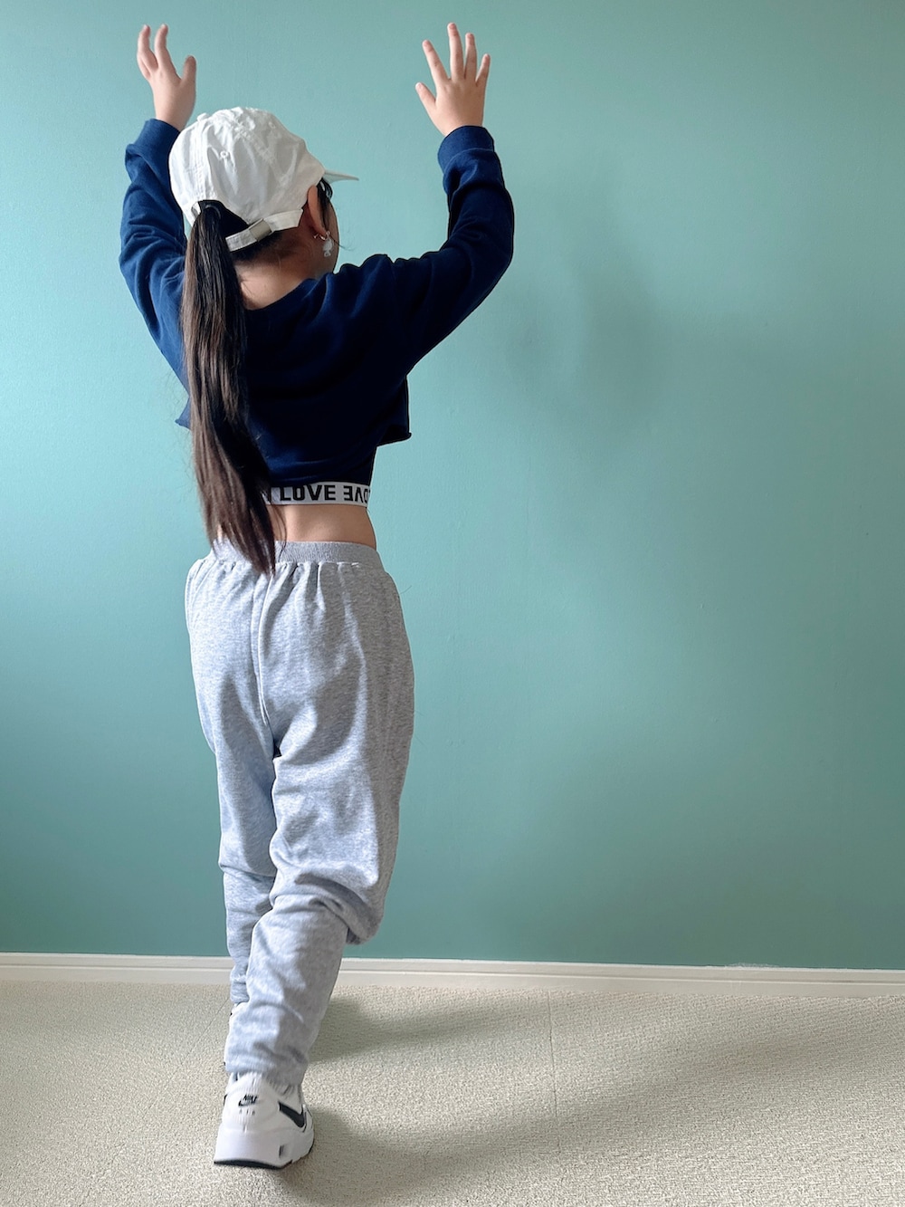 ブルー系のTシャツ/カットソー、グレー系のスウェットパンツ、ホワイト系のスニーカーを着用したキッズの夏コーディネートの5枚目の写真