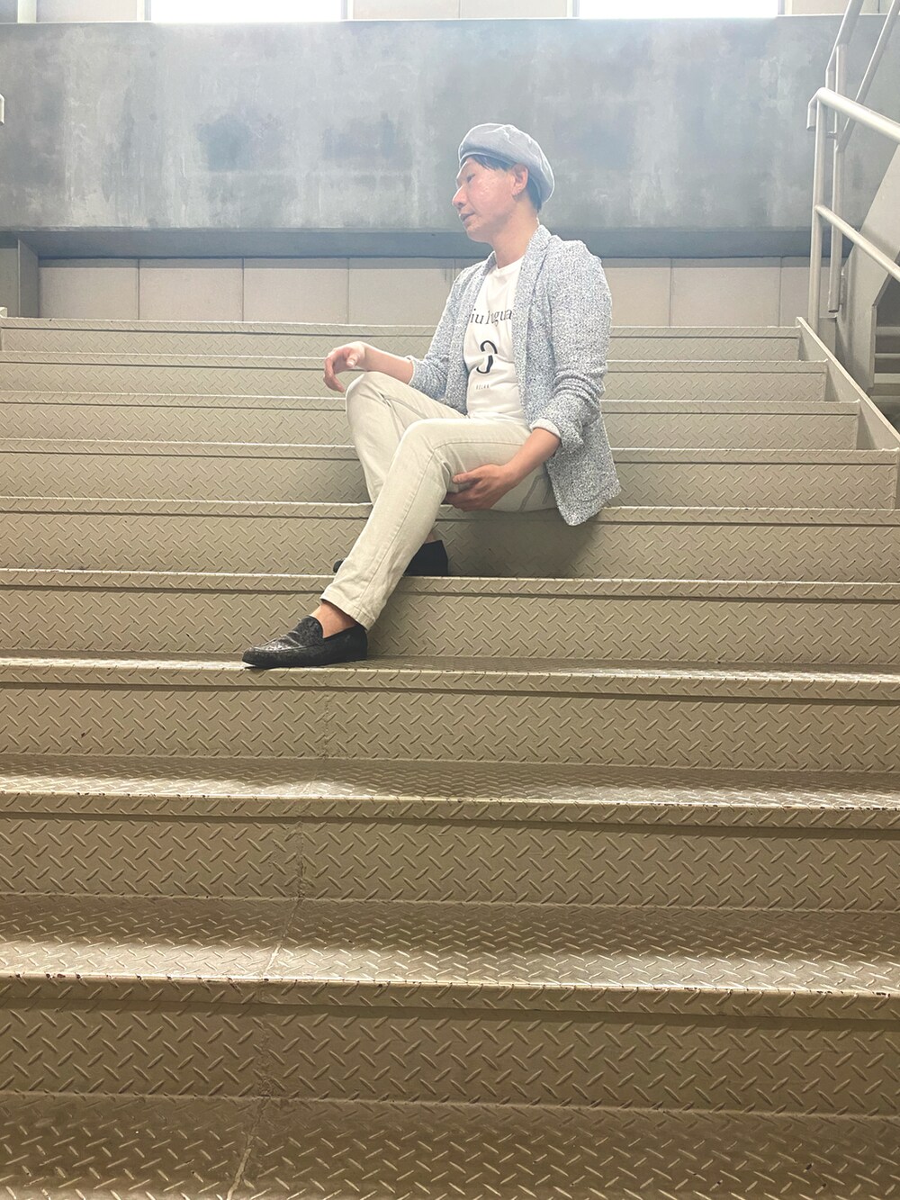 その他のローファー、ホワイト系のその他パンツ、その他のシャツ/ブラウスを着用したメンズの春コーディネートの2枚目の写真