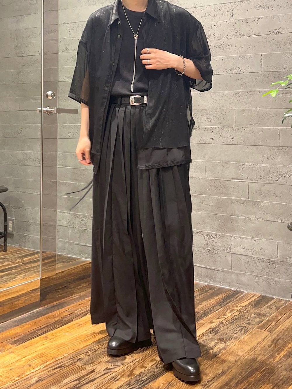 「きれいめ、モテ、モード、シャツ、ワイドパンツ、Tシャツ、ネックレス、ベルト、サンダル、ワントーン、個性派、デートコーデ、デート/ロマンティック、夏コーデ、オーバーサイズ」｜「HAREのYOSEワイドパンツ(HARE)（その他パンツ、ブラック系）」を使った、けいしさん（メンズ・170cm）の夏コーディネートの4枚目の写真