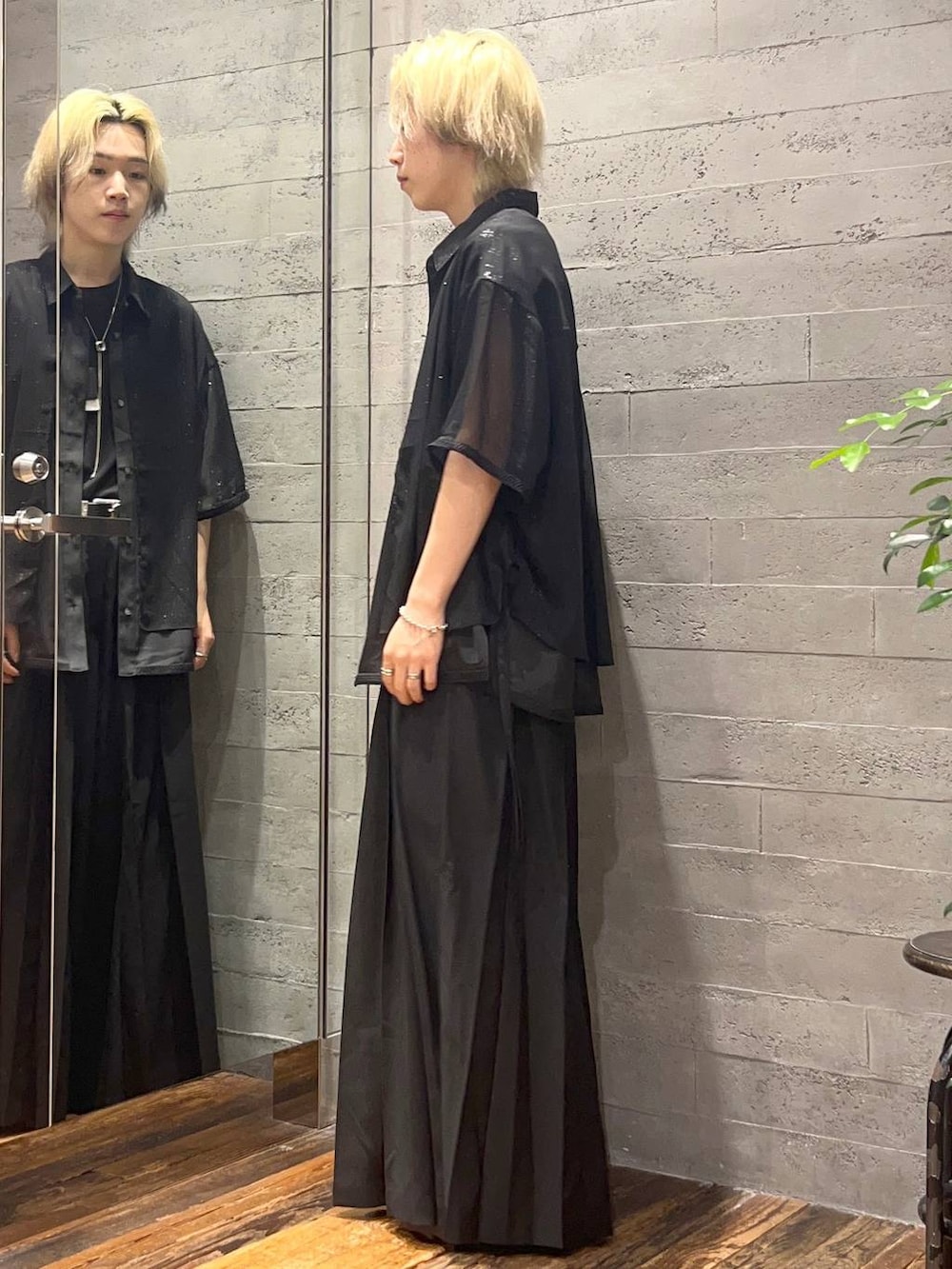 「きれいめ、モテ、モード、シャツ、ワイドパンツ、Tシャツ、ネックレス、ベルト、サンダル、ワントーン、個性派、デートコーデ、デート/ロマンティック、夏コーデ、オーバーサイズ」｜「HAREのYOSEワイドパンツ(HARE)（その他パンツ、ブラック系）」を使った、けいしさん（メンズ・170cm）の夏コーディネートの2枚目の写真